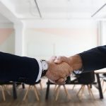 ¿Debo cancelar la tarjeta de nómina de mi empleo anterior?